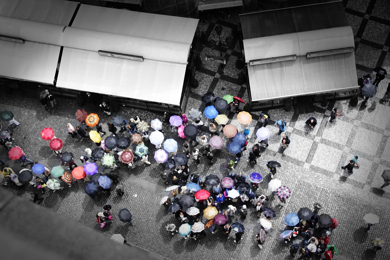 Lluvia paraguas plaza destinos bonitos